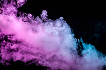 由光线照射在深色背景下的半透明的浓烟，分为三种颜色蓝色绿色和紫色，从蒸汽中蒸发出来，用于t恤印花