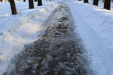 冬天森林里的路冬天森林里的路的照片。这条路被雪清除了。人们可以在寒冷的日子里行走，呼吸干净的空气。一年中霜冻的美丽景观。