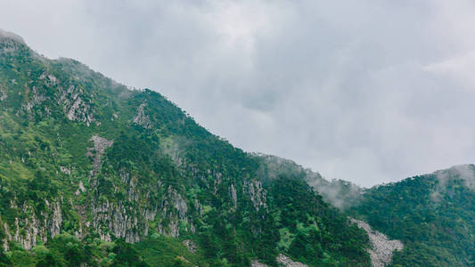 云南大理坎格山山顶云雾下的山脊景观