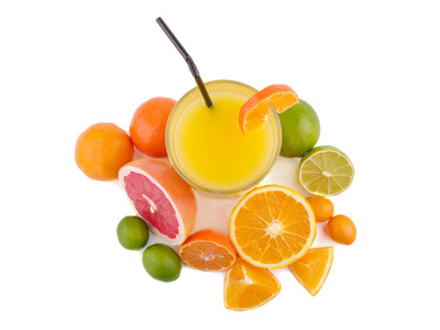 柠檬汁西柚橙橘子柠檬汁在玻璃杯中。西柚维生素汁健康饮料与新鲜水果石灰西柚橘子橘子橘子。 清爽的自制柠檬水。 早餐饮料