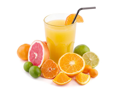 柠檬汁西柚橙橘子柠檬汁在玻璃杯中。西柚维生素汁健康饮料与新鲜水果石灰西柚橘子橘子橘子。 清爽的自制柠檬水。 早餐饮料