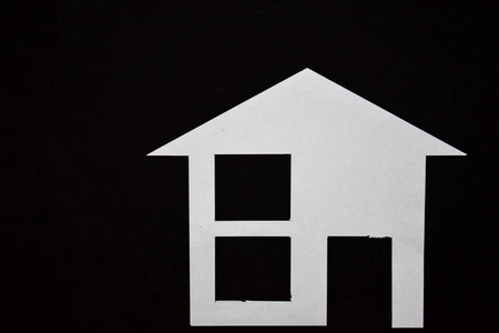 黑色背景上纸上房子的概念。 水平构图。 上面的风景。