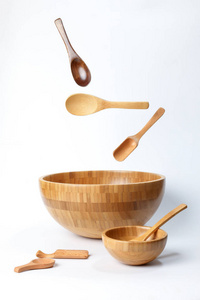 木制碗勺，白色背景，高架，漂浮