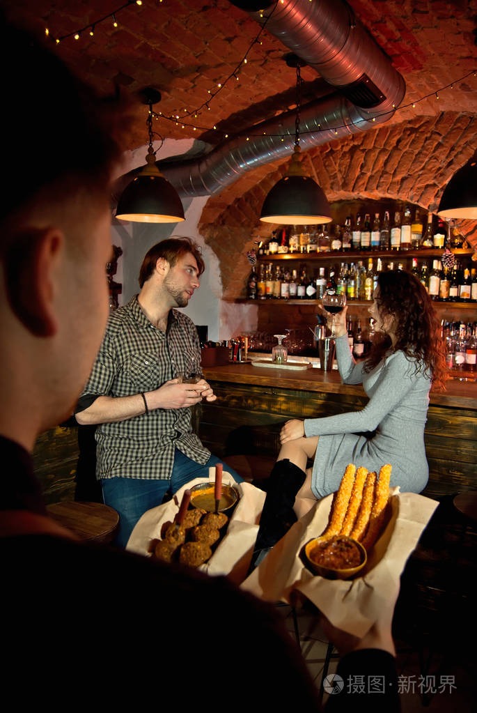 两个人喝酒. 背景中的酒保. 爱的概念第一次约会情人节.