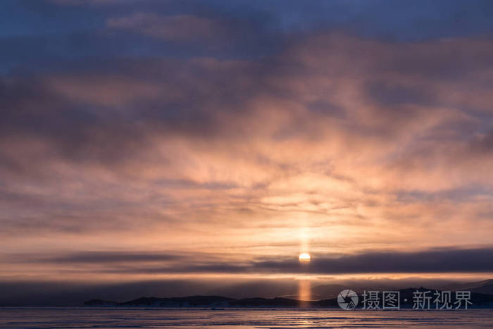 贝加尔湖黎明时分的太阳柱