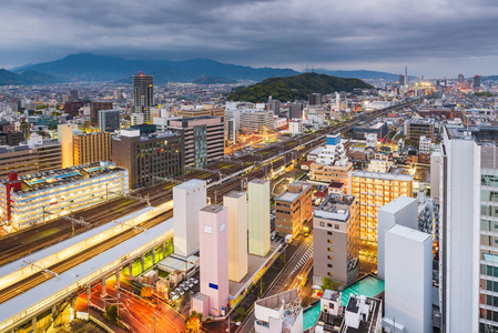 静冈日本市中心城市天际线在黄昏。