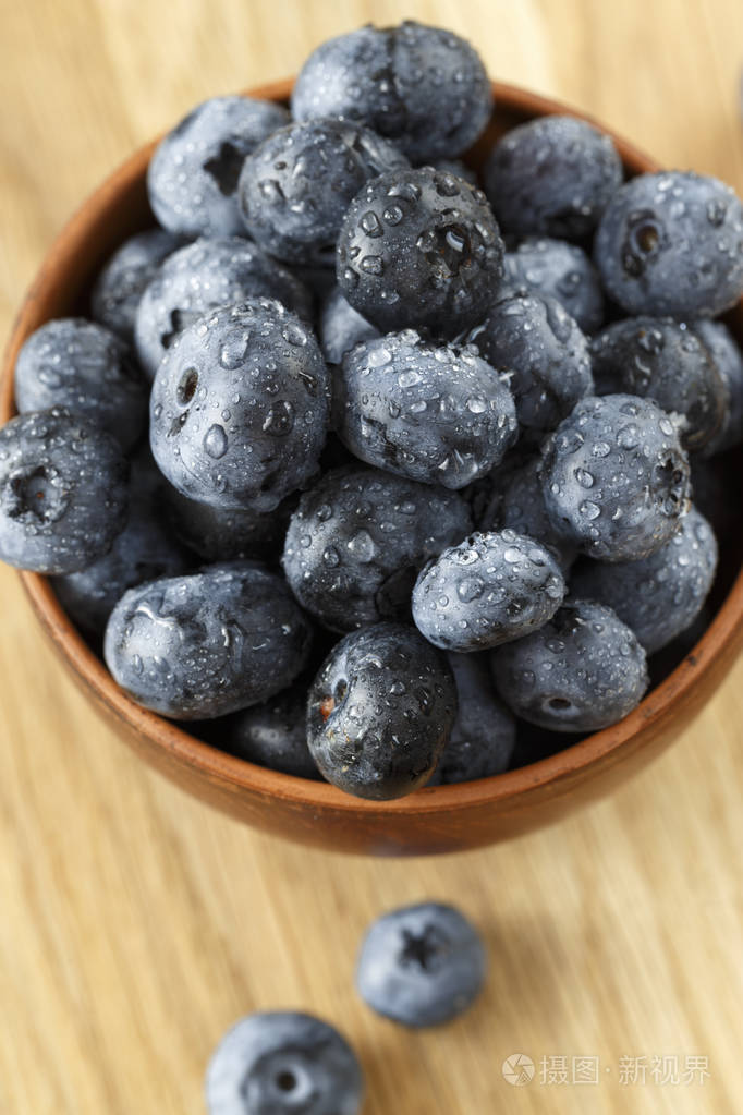 新鲜的湿有机蓝莓在盘子里特克斯空间