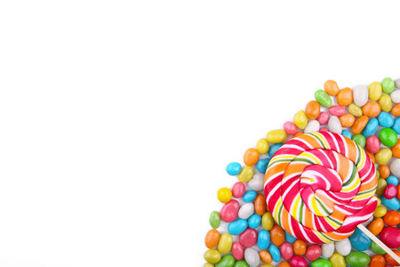 白色背景下分离的彩色棒棒糖和不同颜色的圆形糖果