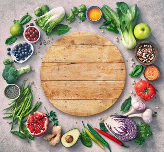 健康食品选择与水果，蔬菜，种子，超级食品，谷物和木板在中间作为复制空间。
