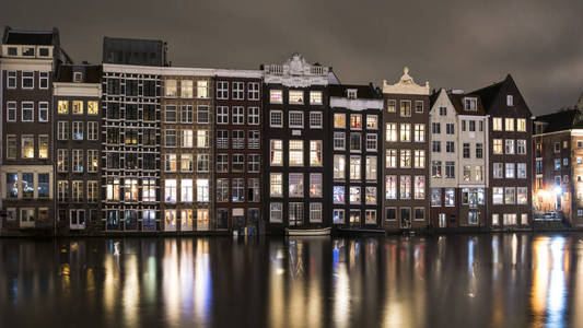 荷兰。阿姆斯特丹市中心的房屋夜景