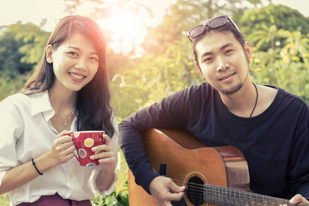 亚洲年轻男女弹吉他幸福情感