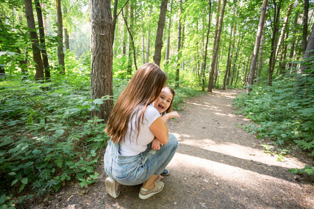 自然, 趣味和家庭观念母亲和孩子在森林和玩耍中行走