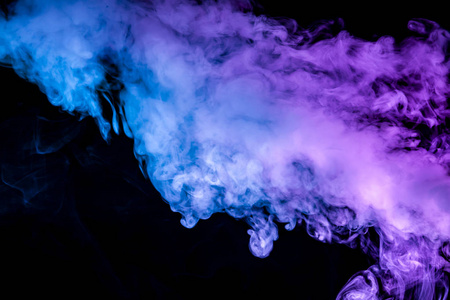 下被光线照亮,分为三种颜色:蓝色,绿色和紫色,燃烧完,从蒸汽蒸发出来