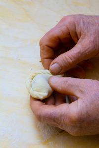 在家厨房煮饺子