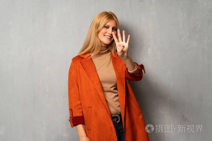 女人超过纹理背景快乐数四个手指