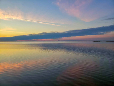 亚拉巴马州达芙妮湾公园码头移动湾的日落。 2019年2月。