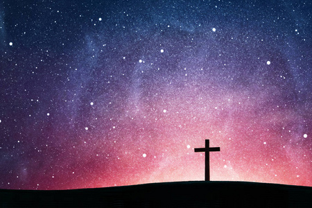 木制的十字架的天空抽象天空背景上的木制十字架. 基督教概念照片