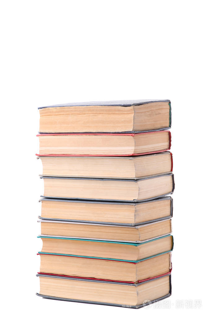 在白色背景上孤立的一叠老式书籍