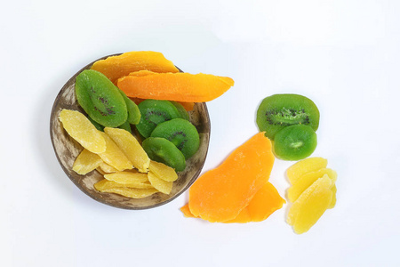 干保存的绿色猕猴桃凤梨成熟的水果片，椰子壳碗里的香甜