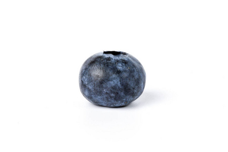 白色背景上的新鲜深色蓝莓