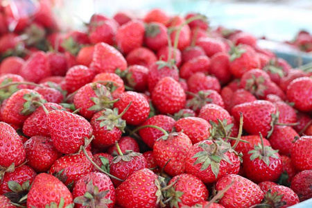 新鲜草莓在街头食物