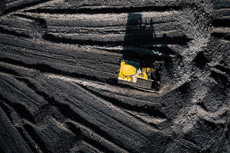 露天矿。 煤炭采掘工业的鸟瞰图。 上面的风景。 用无人机拍摄的照片。