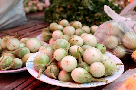 街头食物上的茄子