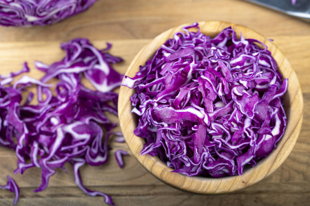 在桌子上的盘子里切碎的紫色卷心菜。 新鲜维生素Sala