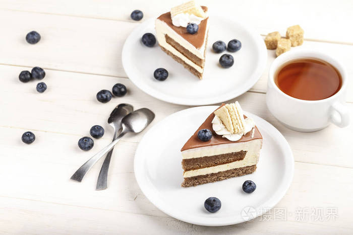 一片蛋糕 茶托上有奶油层 杯中有茶的新鲜蓝莓照片 正版商用图片18otpm 摄图新视界