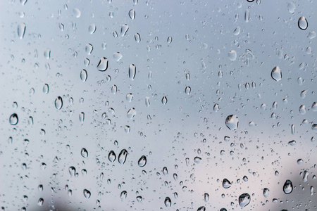 雨滴在窗玻璃上，外面暴风雨的天空