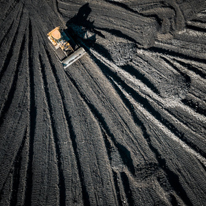 露天矿。 煤炭采掘工业的鸟瞰图。 上面的风景。 用无人机拍摄的照片。