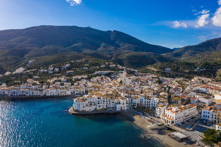 城市卡达克斯, 海和山的空中全景, 美丽的西班牙