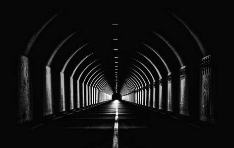 夜间走廊戏剧性的黑色白色单色公路隧道夜间光形状黑暗抽象照片