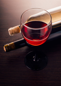 木制背景上的葡萄酒杯和瓶子