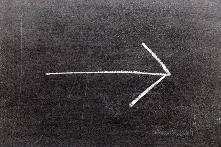 白色粉笔手绘箭头形状黑板背景