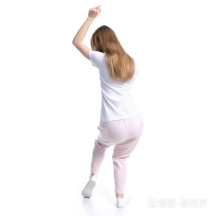 妇女在白色 t恤舞蹈
