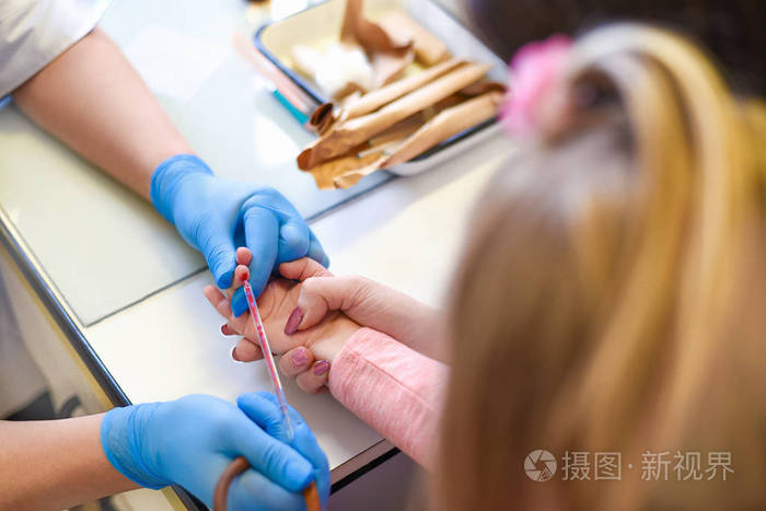 医生和母亲一起从孩子的手指上进行血液检测