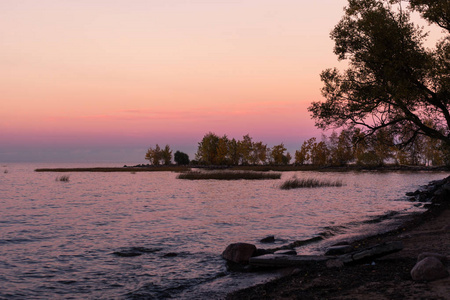 在圣彼德堡芬兰海湾的紫罗兰日落