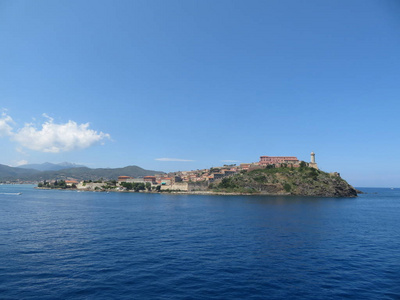 意大利埃尔巴岛上有灯塔和建筑物的海景。