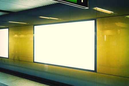 橙色墙上干净的白色地铁广告牌的侧面视图。 广告和城市概念。 嘲弄