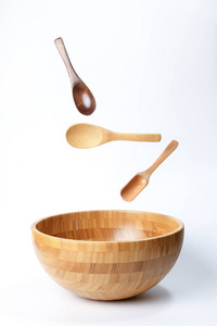 木制碗勺，白色背景，高架，漂浮