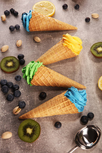 香草冷冻酸奶或华夫饼锥软冰淇淋。 奇异果开心果芒果柠檬蓝莓和黑莓的不同风味冰淇淋