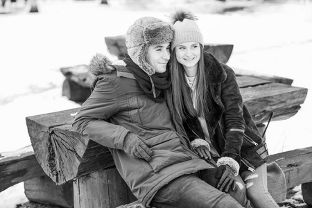 年轻夫妇在冬天在森林里散步。 浪漫散步的好风景