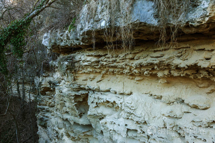 石灰岩岩石塌陷表面的风景如画的背景.