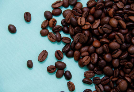 蓝色背景上的咖啡豆