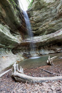 圣路易斯峡谷瀑布的长期暴露，丝质的水在砂岩悬崖上瀑布落在浅水池中。