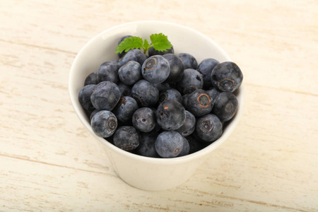 蓝莓放在木制背景的碗里