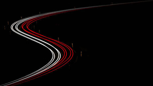 汽车弯道4辆汽车在夜间行驶一个双弯道时,前车和后车的灯光试验照片