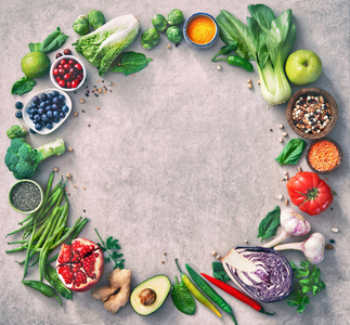 健康食品选择与水果，蔬菜，种子，超级食品，谷类食品，灰色背景