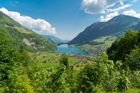 瑞士阿尔卑斯山景观瑞士壮观的山景和萨南湖Sarnersee全景